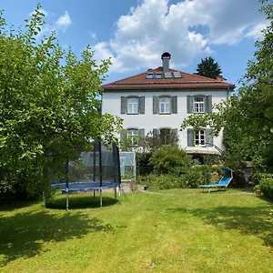 Haus Mit Geschichte In Apartment